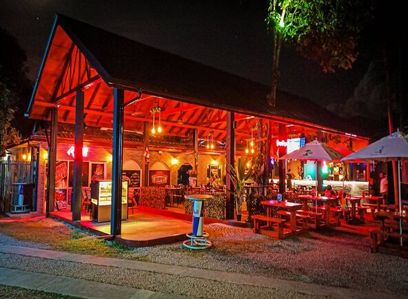 Da Breeze Bar & Restaurant