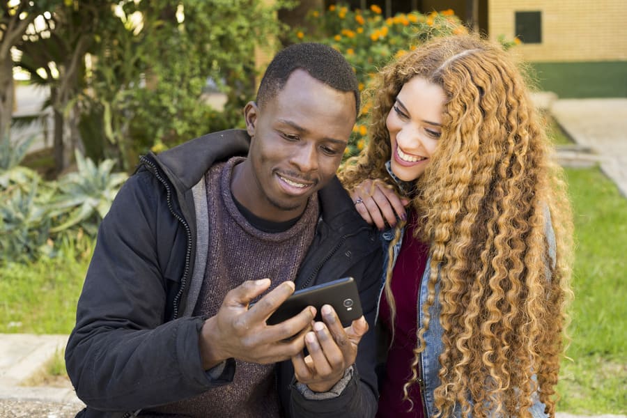 afro americain couple regardant smartphone 1 1