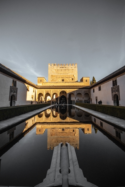 beau plan vertical d un grand palais en espagne avec le reflet dans la piscine