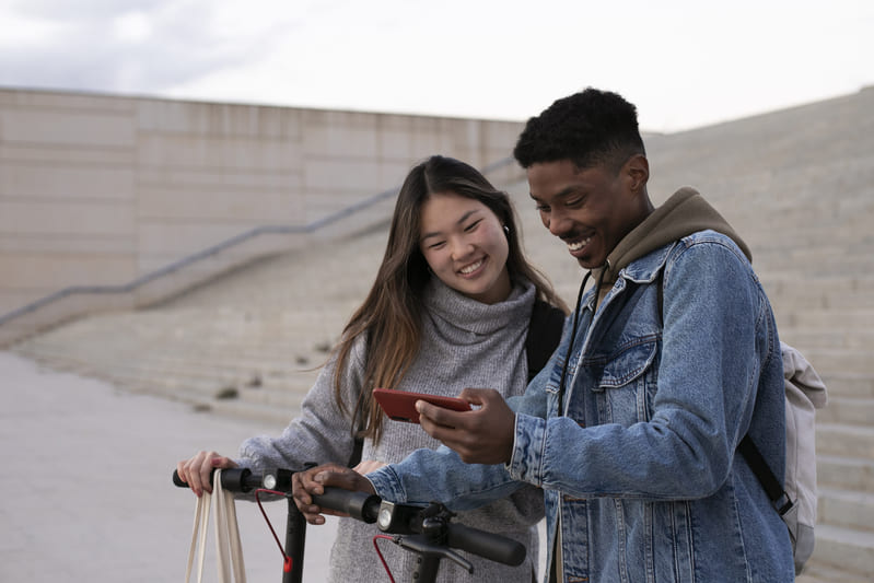 couple utilisant un scooter electrique pour le transport 1 1