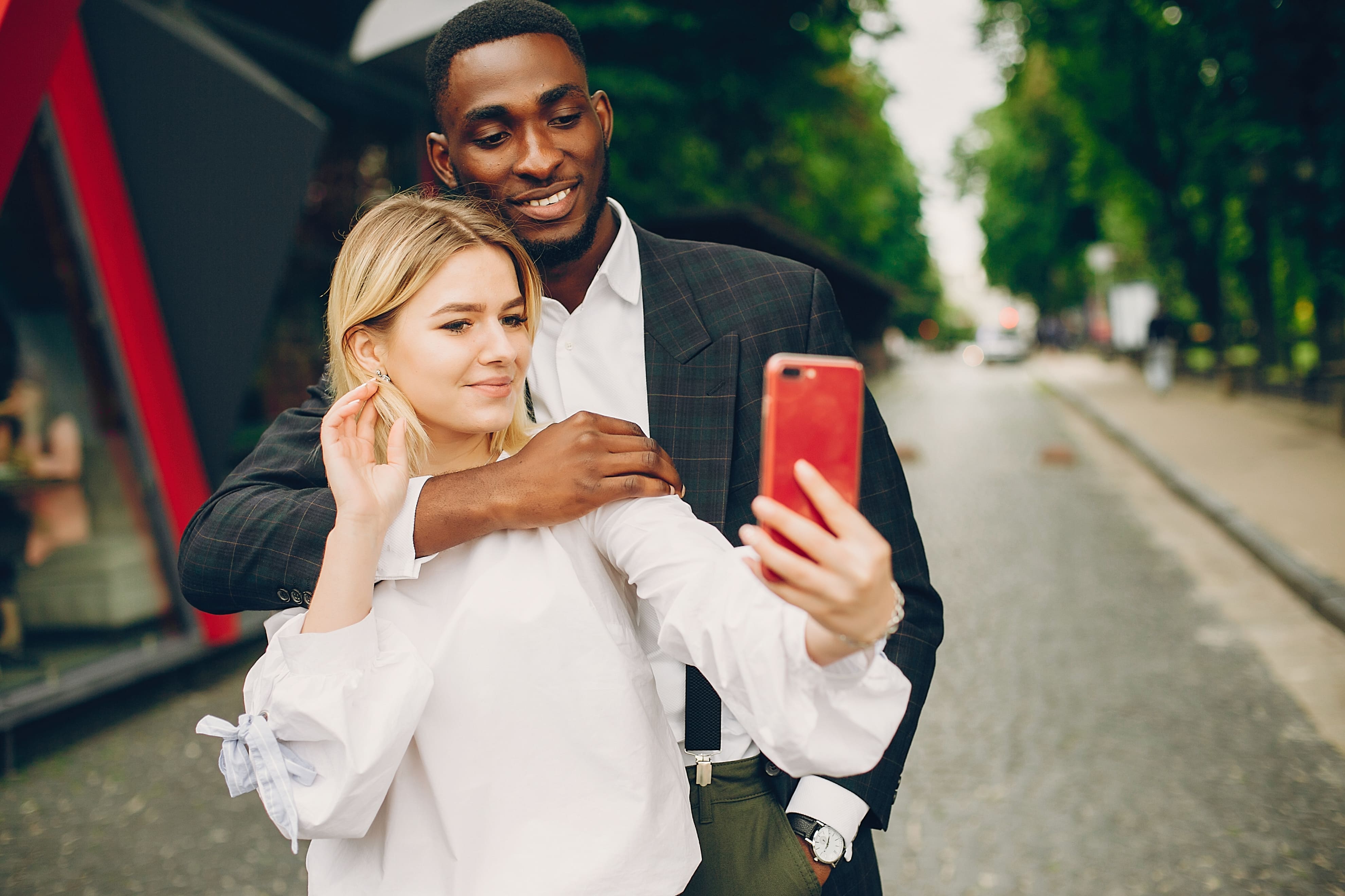 femme d affaires avec partenaire dans une ville 1 1