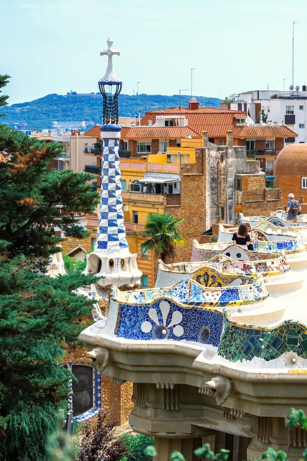 visiteurs du parc guell sur un point de vue avec un paysage urbain de style architectural inhabituel de barcelone 1 1