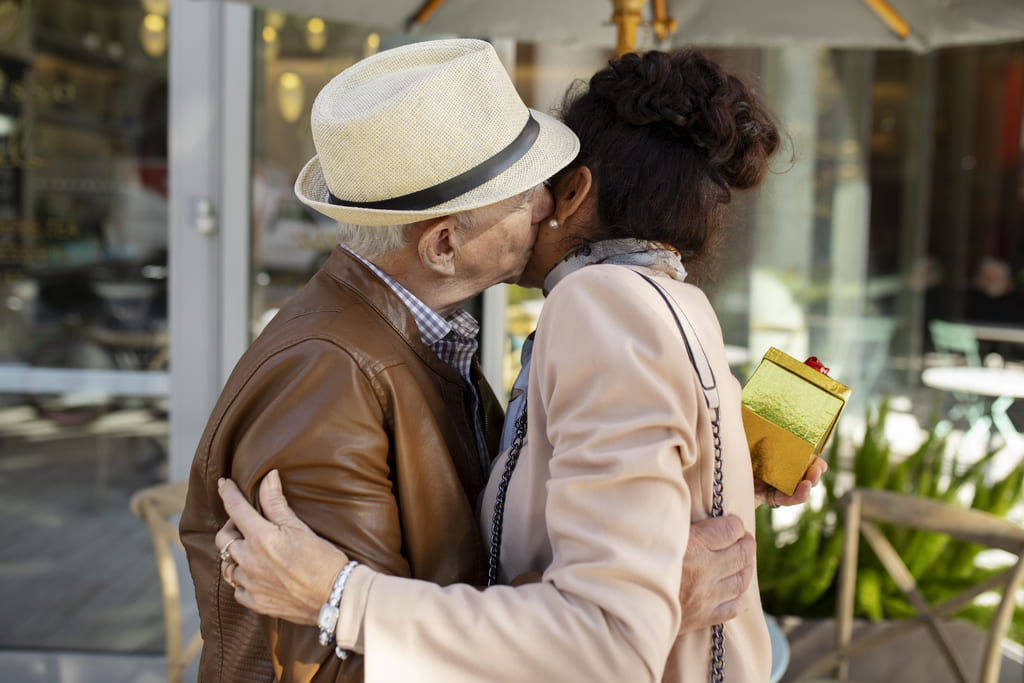 couple de personnes agees etreignant et embrassant tout en etant a un rendez vous2