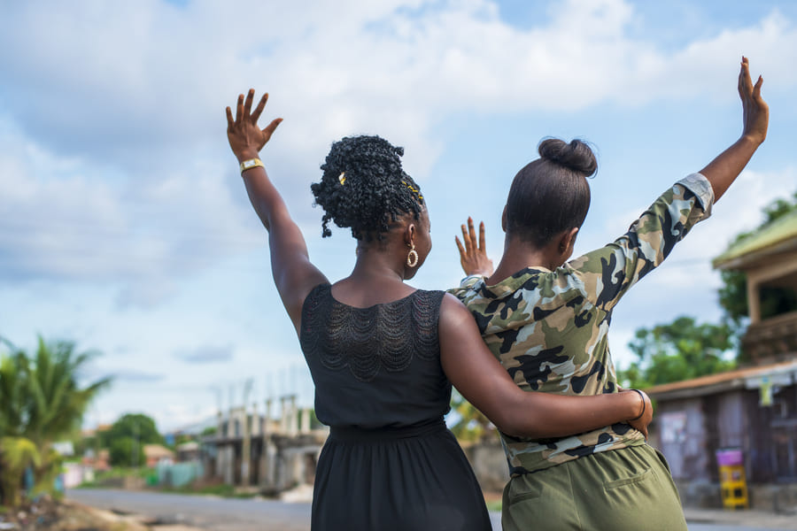 vue arriere de deux jeunes femmes noires celebrant et etreignant1
