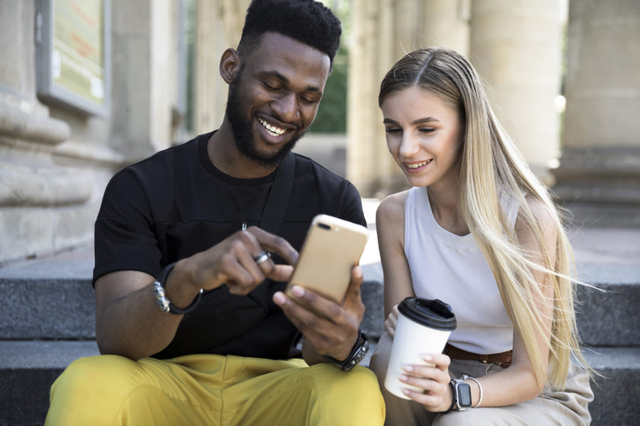 vue de face des amis en regardant le telephone1