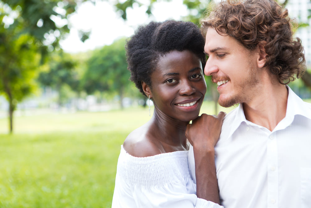 bonne jeune femme regarde sa petite amie a l