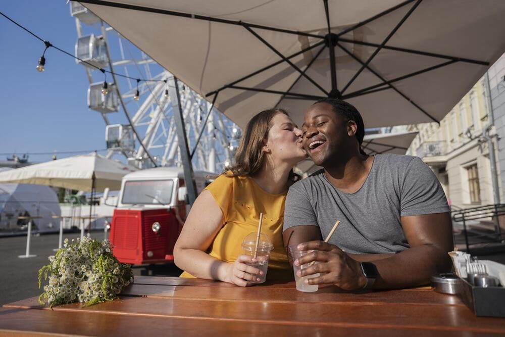 Meet singles in France 24 concept d amour avec un couple heureux qui passe du temps ensemble21