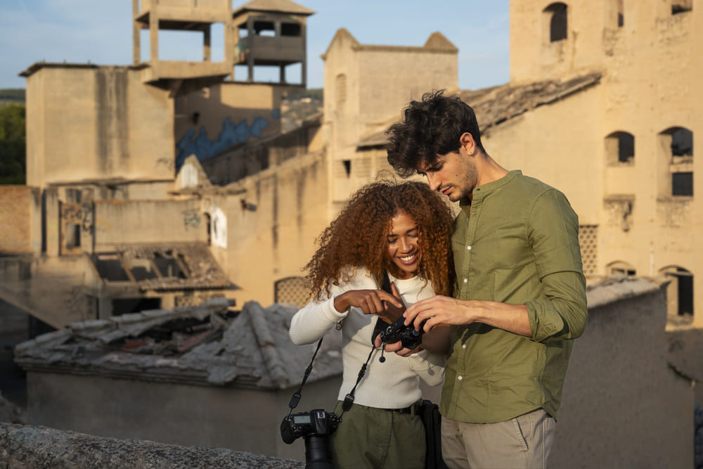 des photographes explorent un lieu abandonne