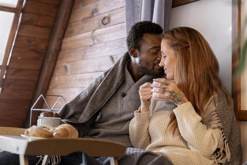 coup moyen homme embrassant une femme sur la joue1