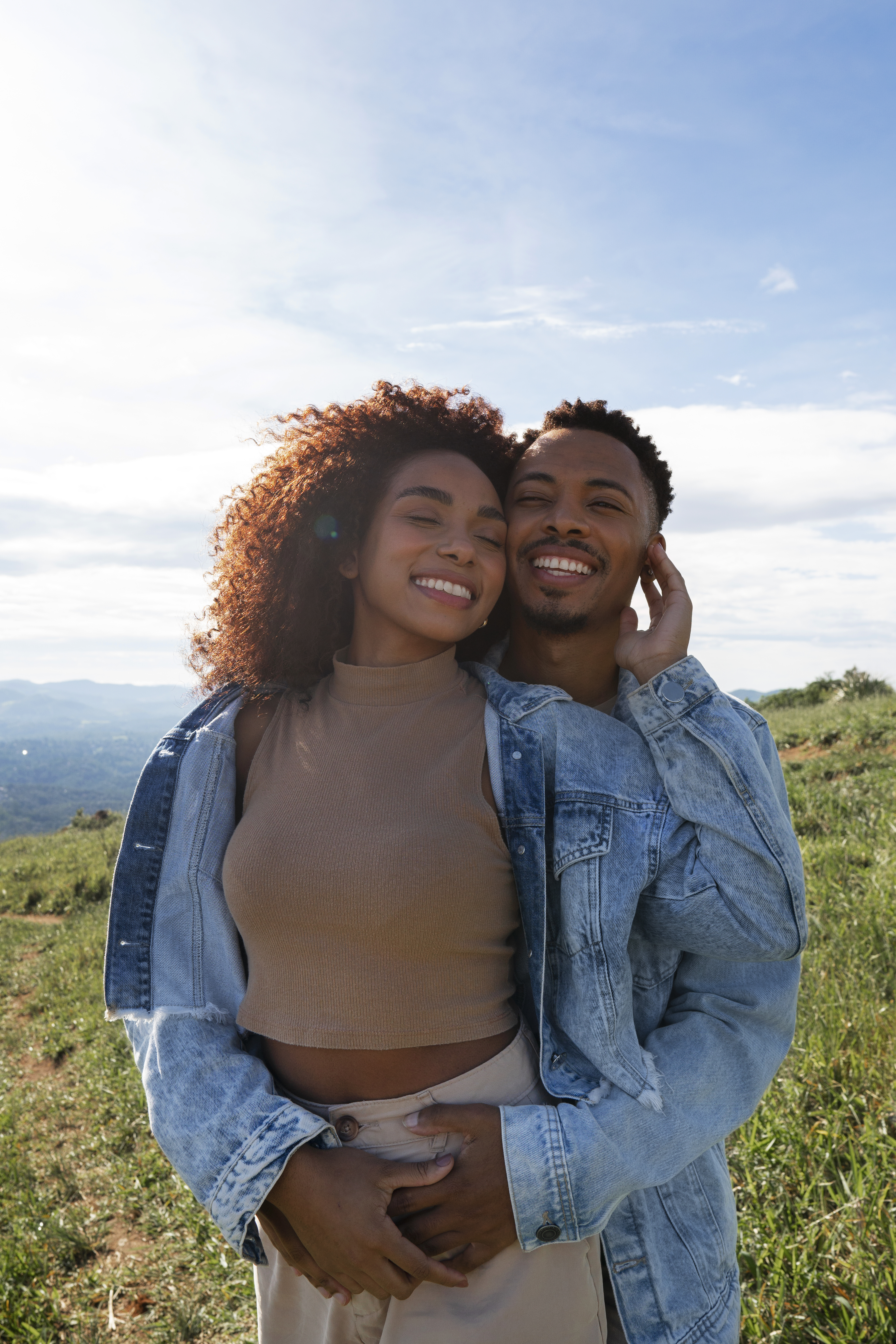 coup-moyen-joli-couple-a-l-exterieur