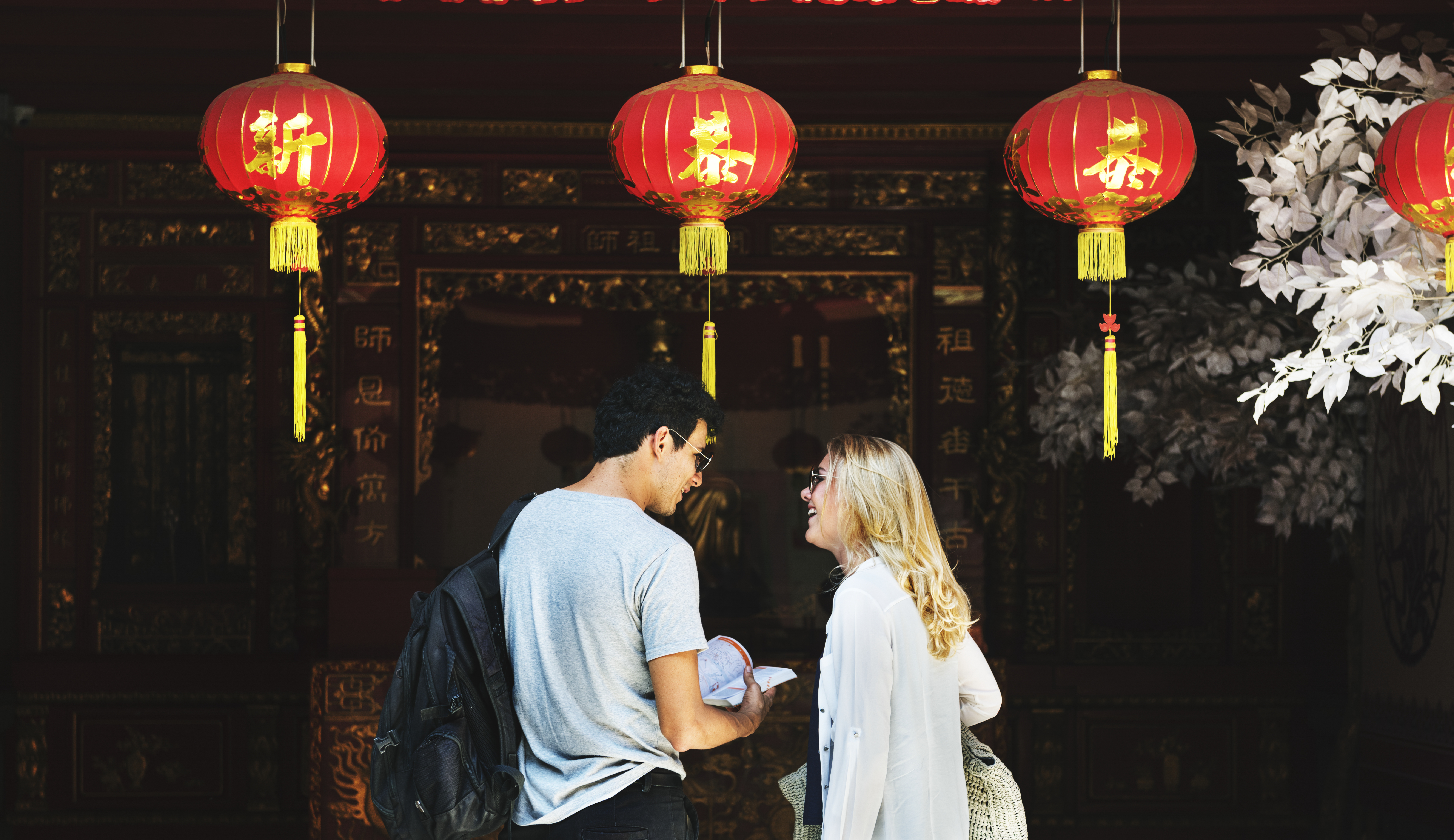 couple de touristes caucasien en chinois joss house