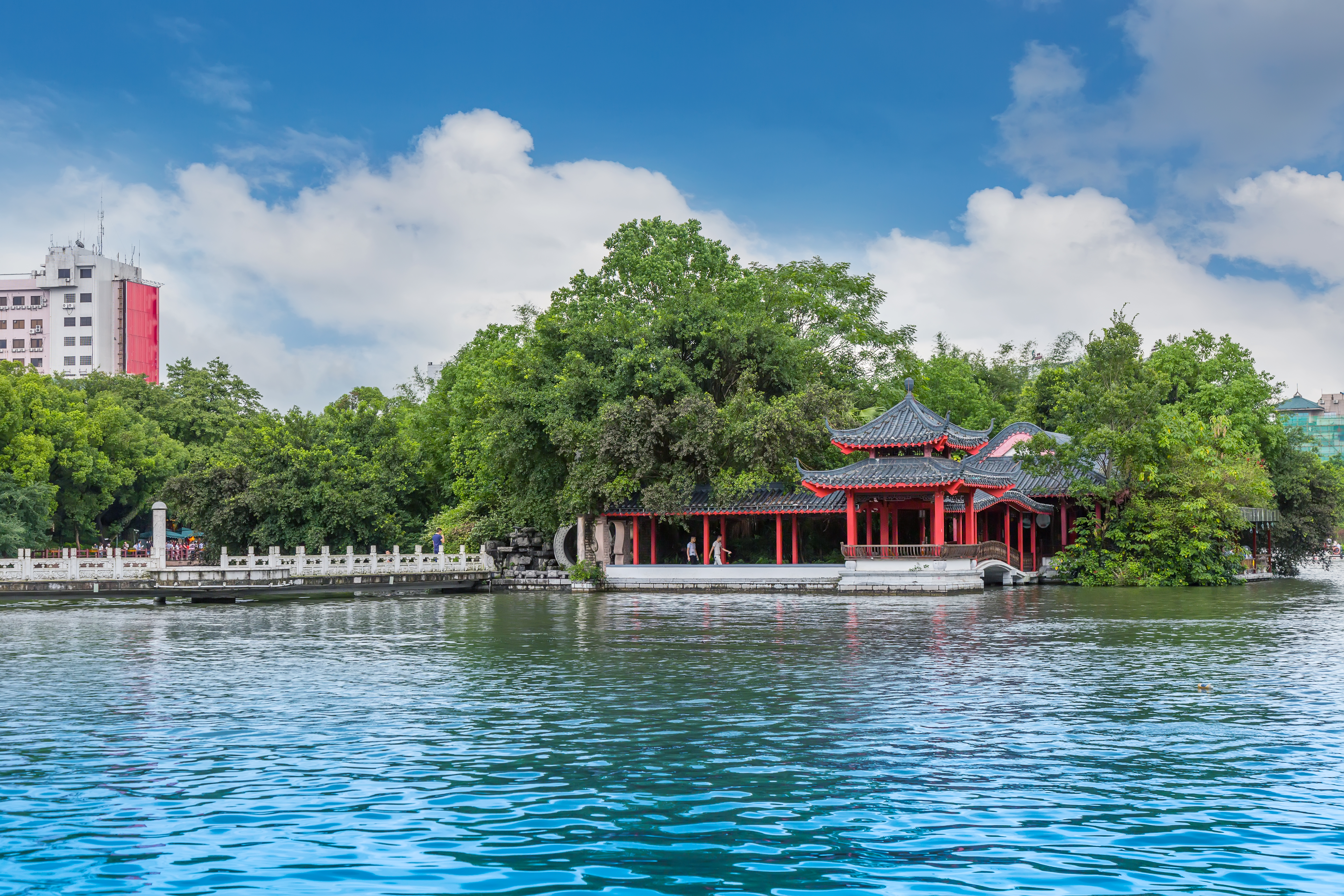 ete-beau-pierre-pas-gens-arbre-batiment