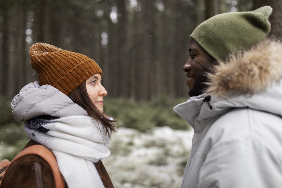 jeune couple en voyage d hiver ensemble marchant a travers la foret