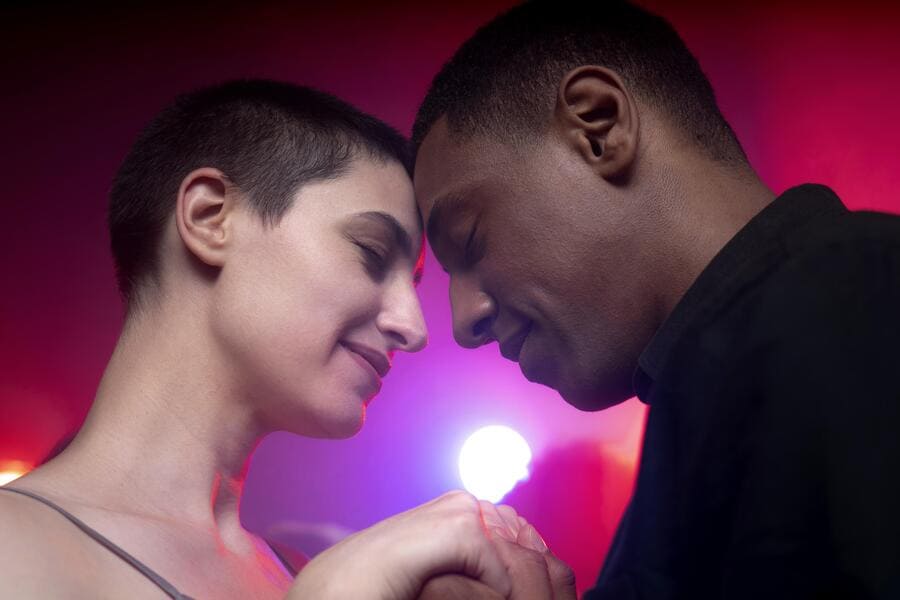 vie nocturne avec des gens qui dansent dans un club11