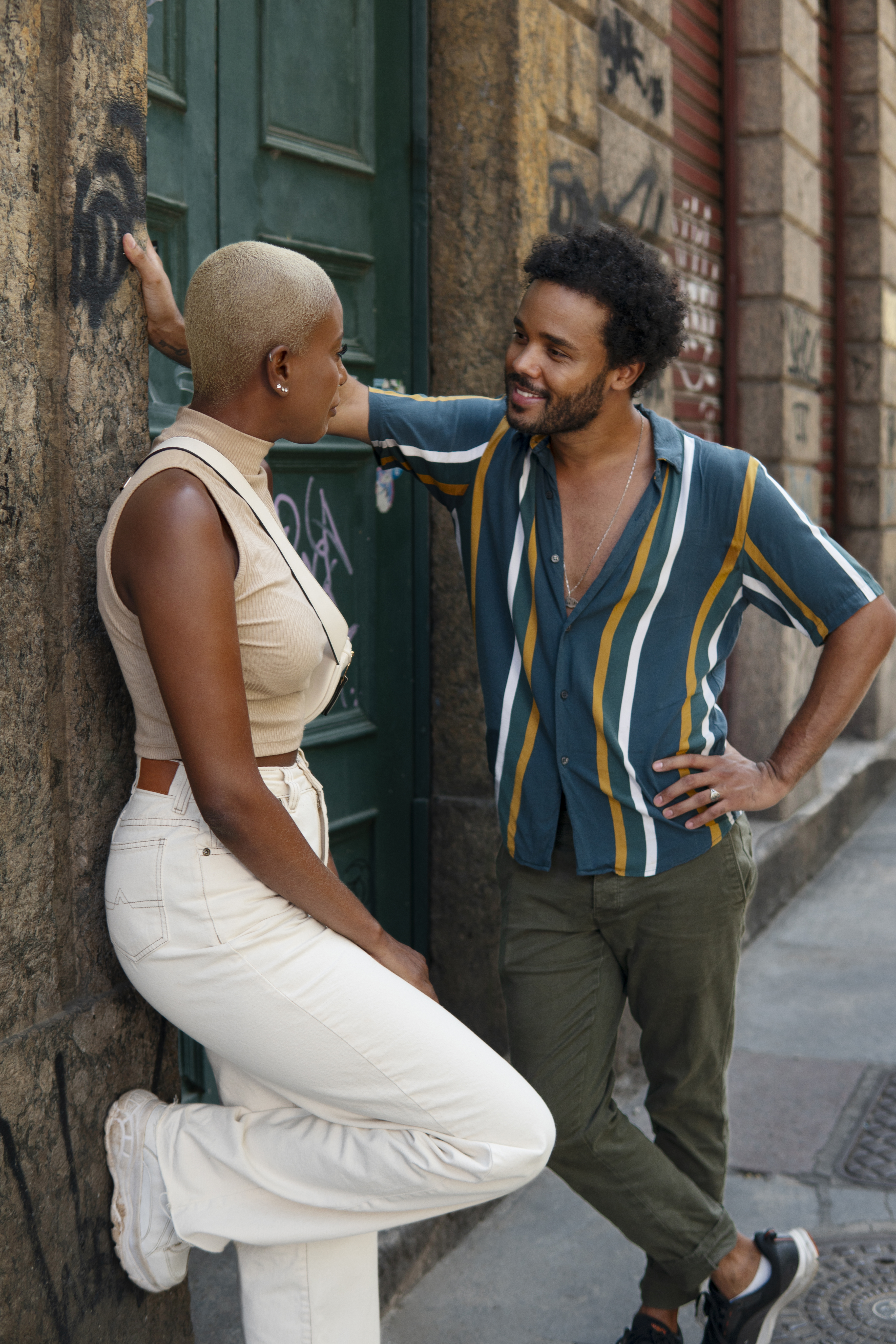 vue-de-face-couple-passant-du-temps-a-l-exterieur