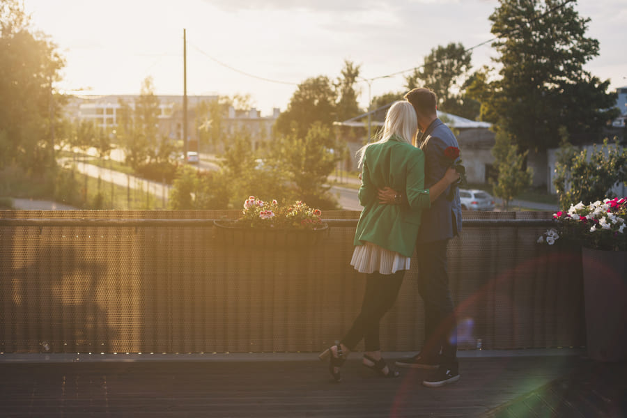 vue posterieure de couple debout dans balcon regarder loin1