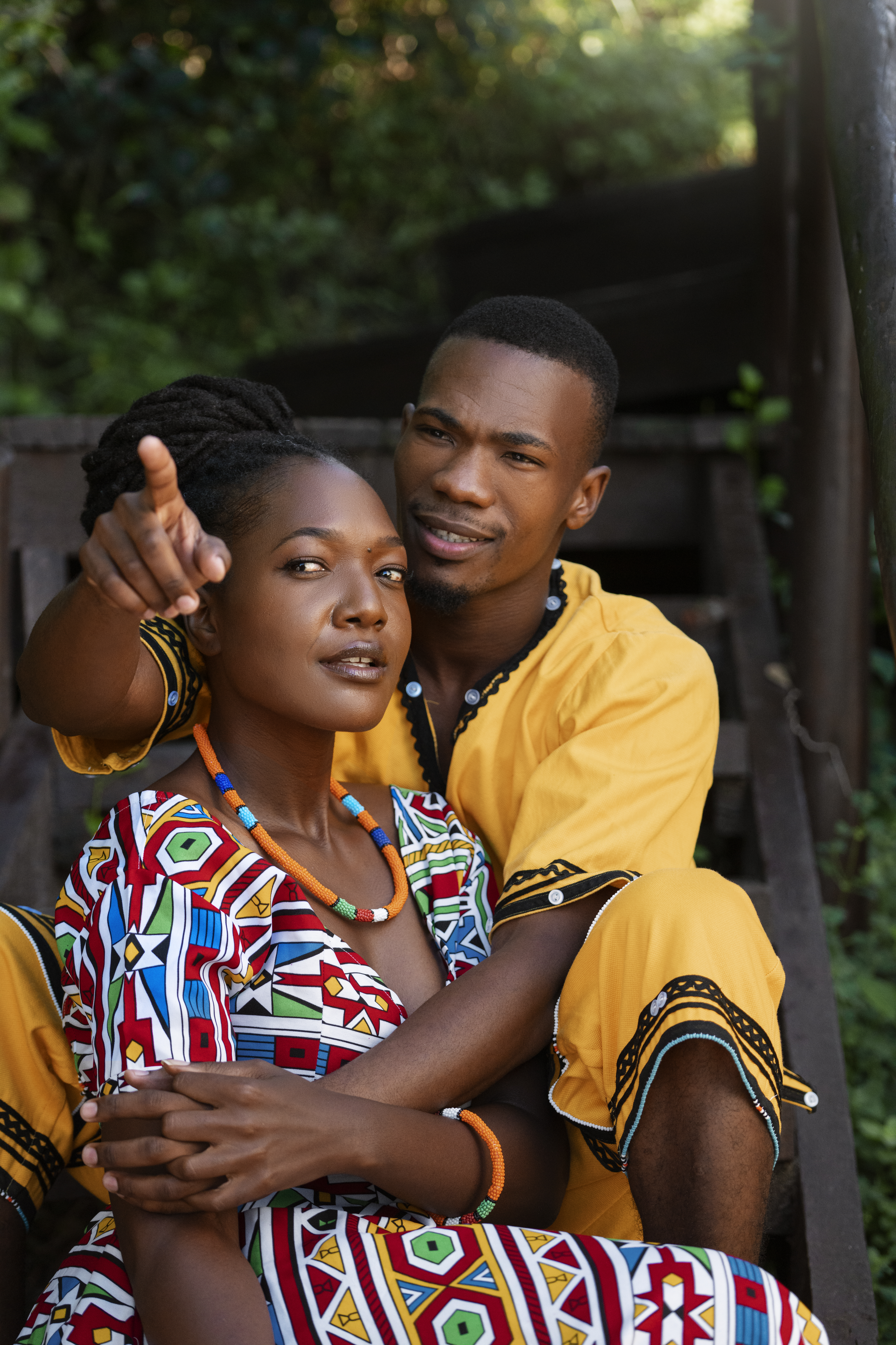 coup-moyen-couple-portant-une-tenue-indigene (1)