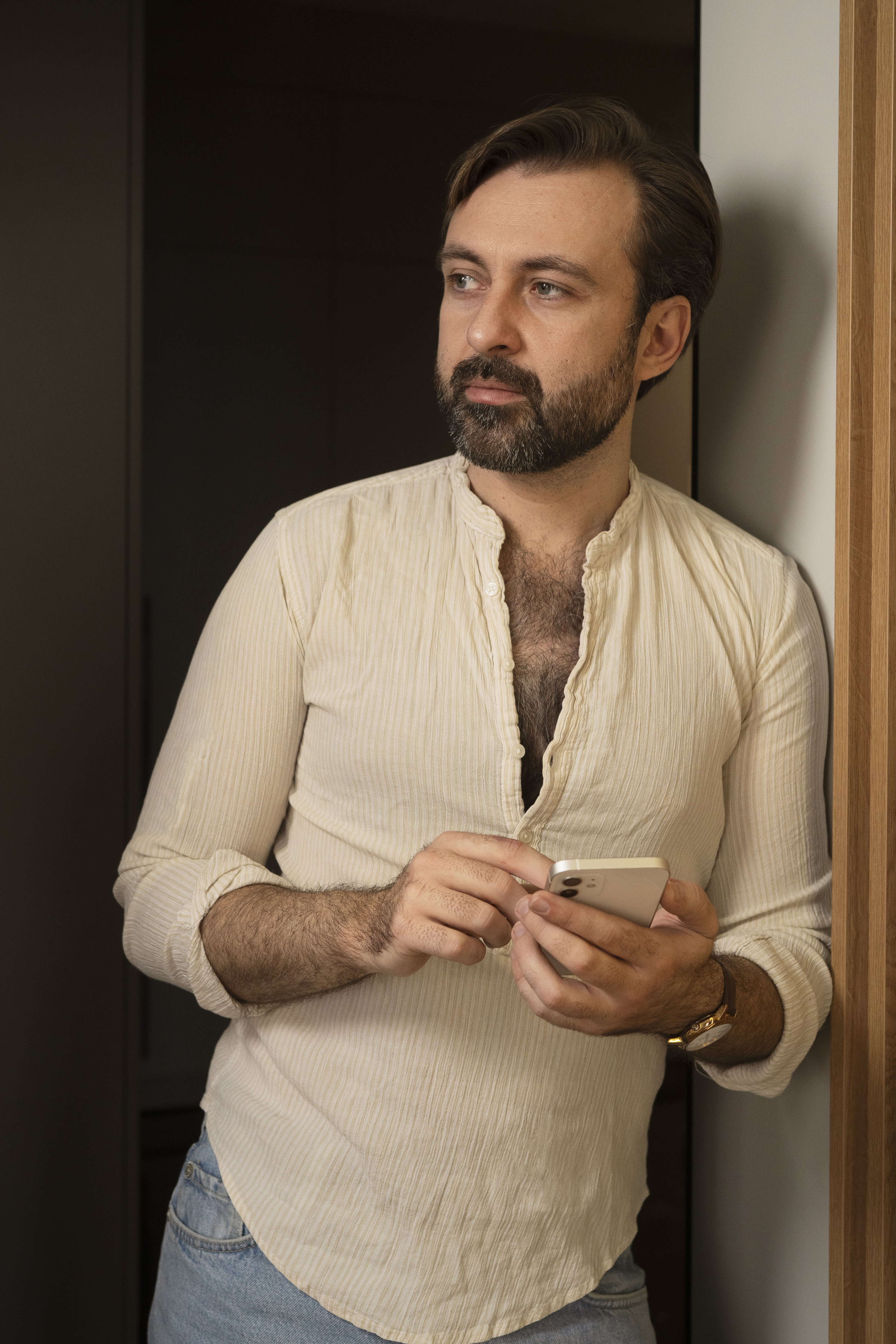 coup-moyen-homme-tenant-un-smartphone