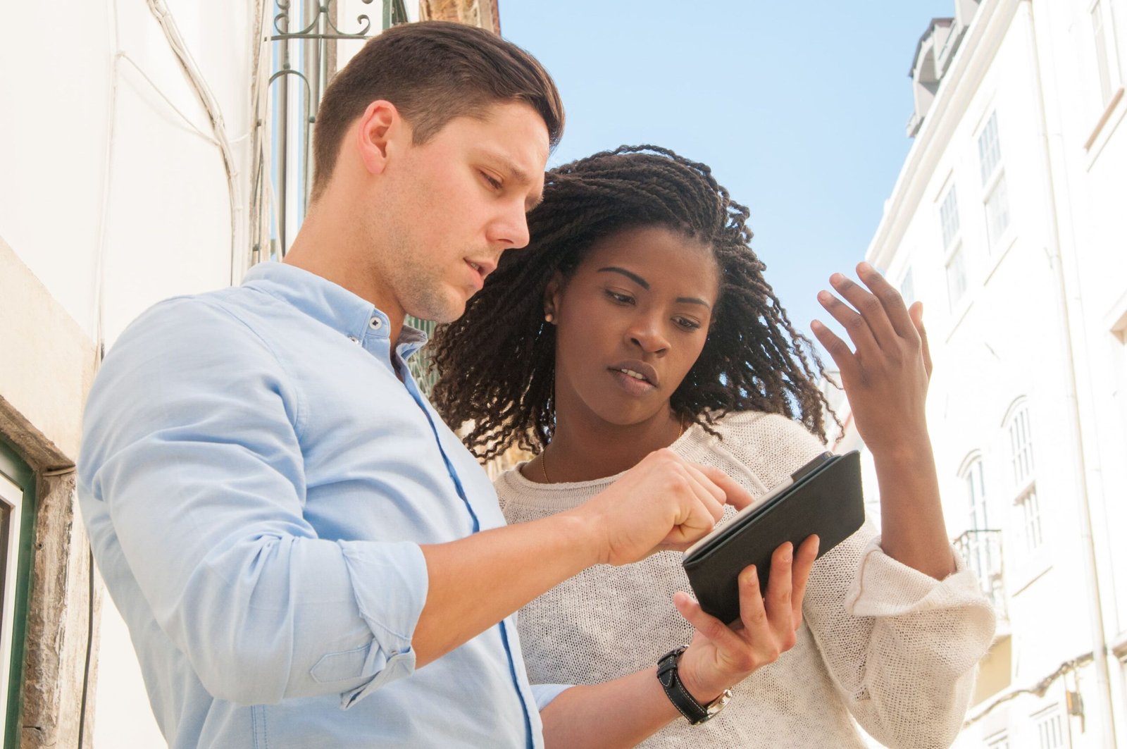 couple de voyageurs perdus en ville et navigateur consultant 2 1 scaled 1