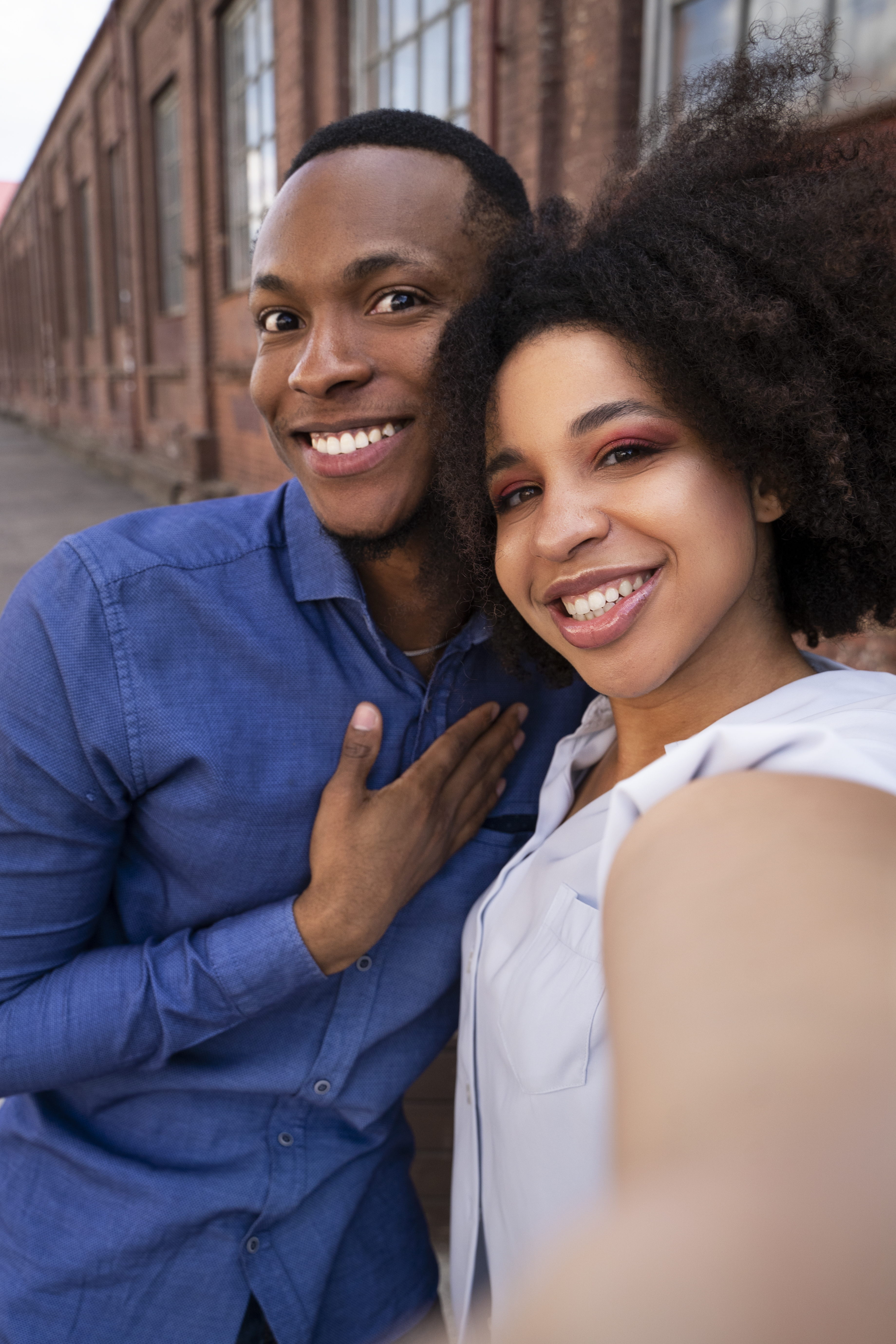 personnes smiley coup moyen prenant selfie