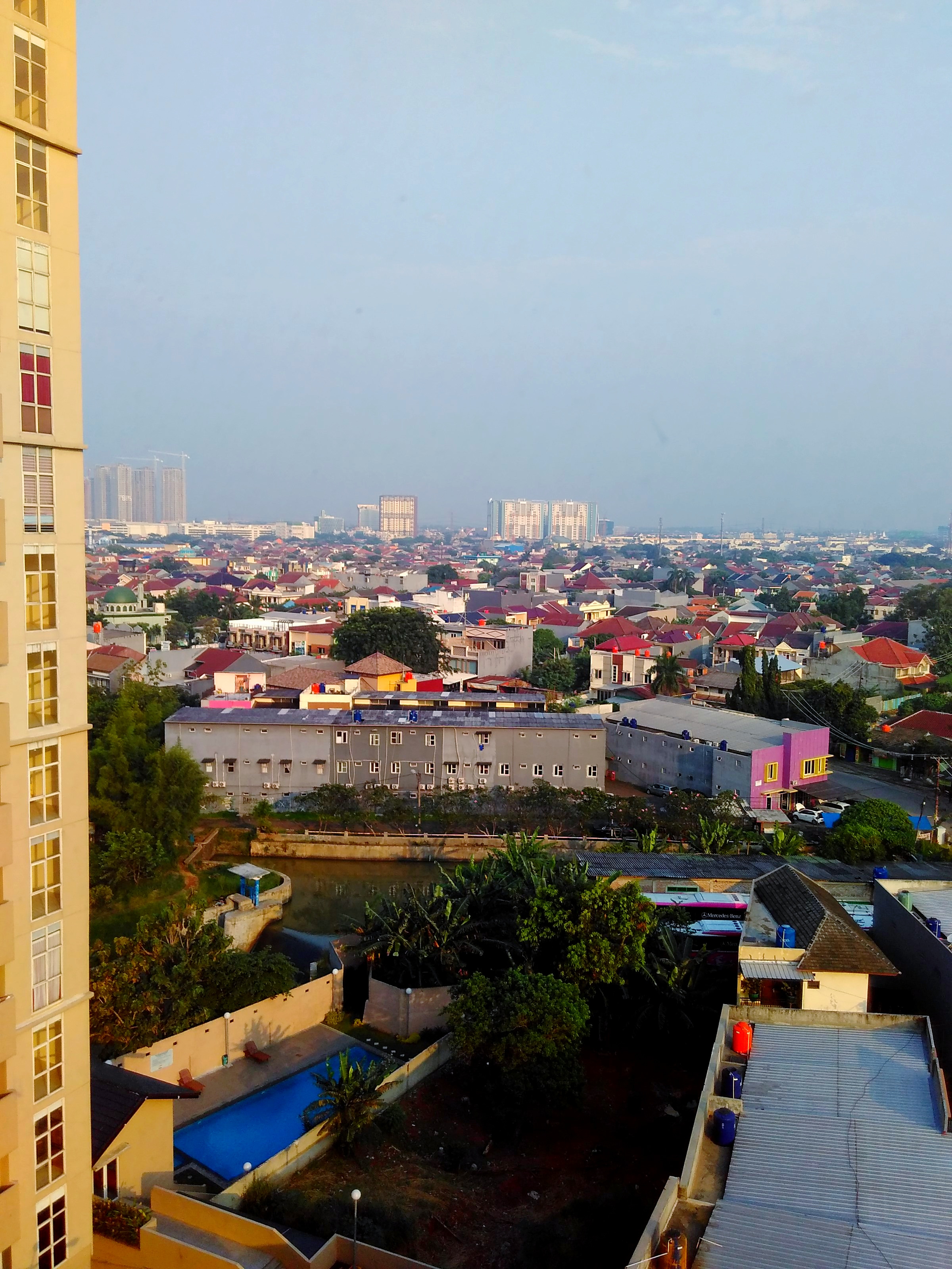 vue-haute-angle-des-batiments-contre-le-ciel-et-l-amour
