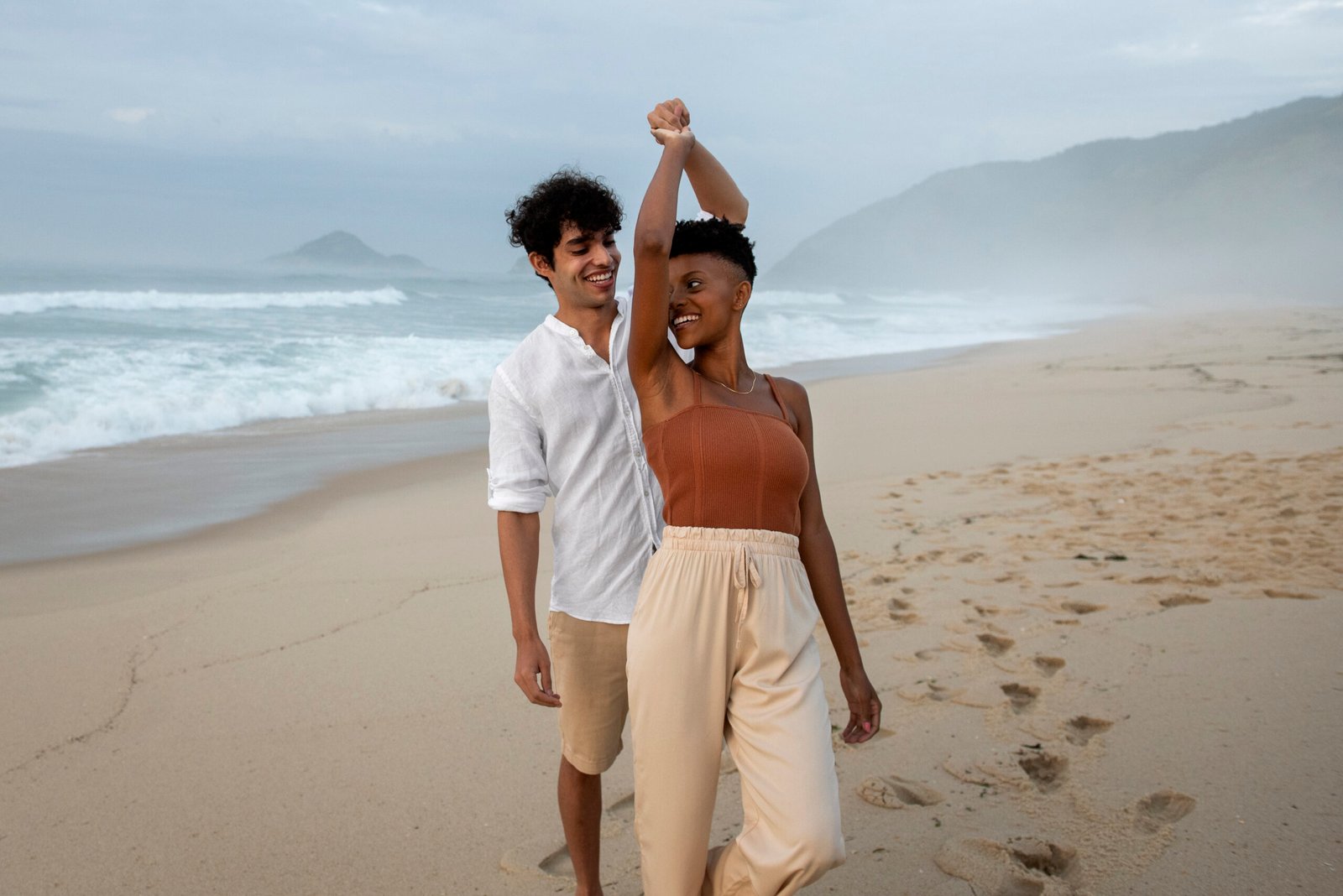 beau couple montrant de l affection sur la plage pres de l ocean scaled 1