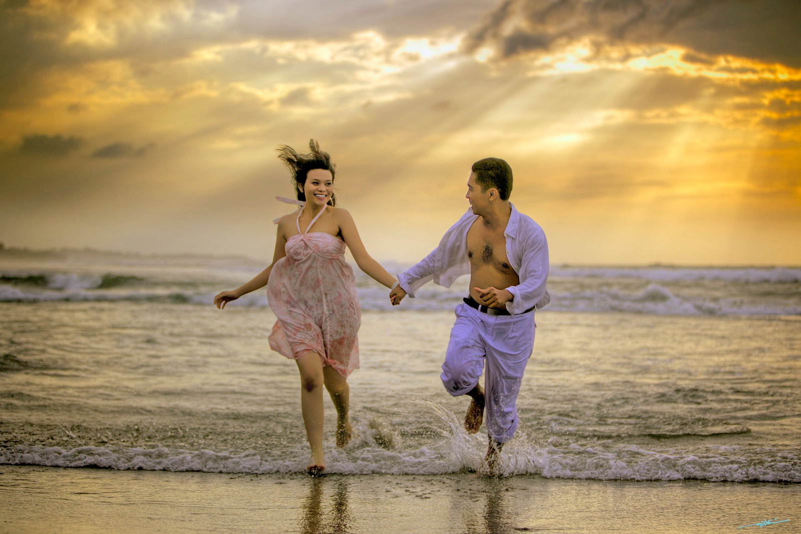 couple-courir-sur-la-plage-scaled.jpg