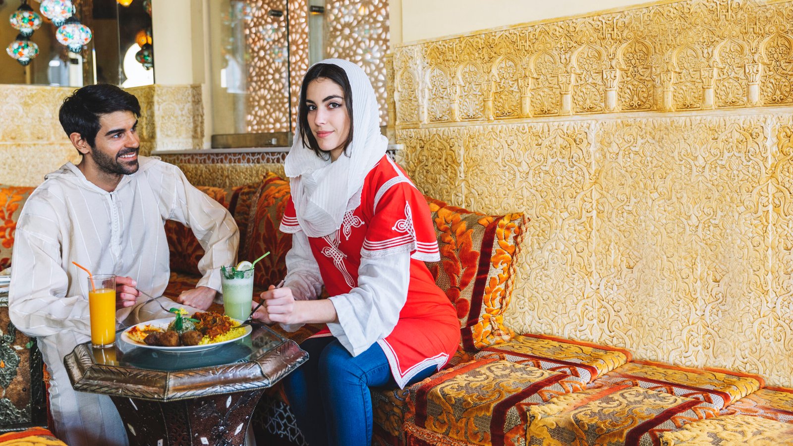 couple musulman au restaurant scaled 1