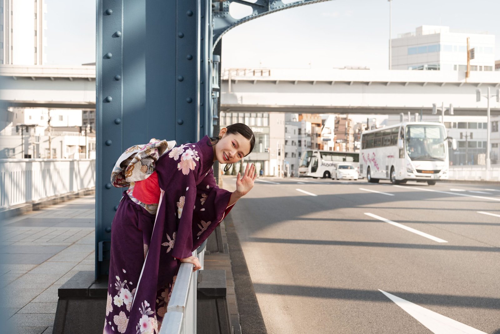 femme japonaise celebrant le jour de la majorite et posant dans la ville 1 scaled 1