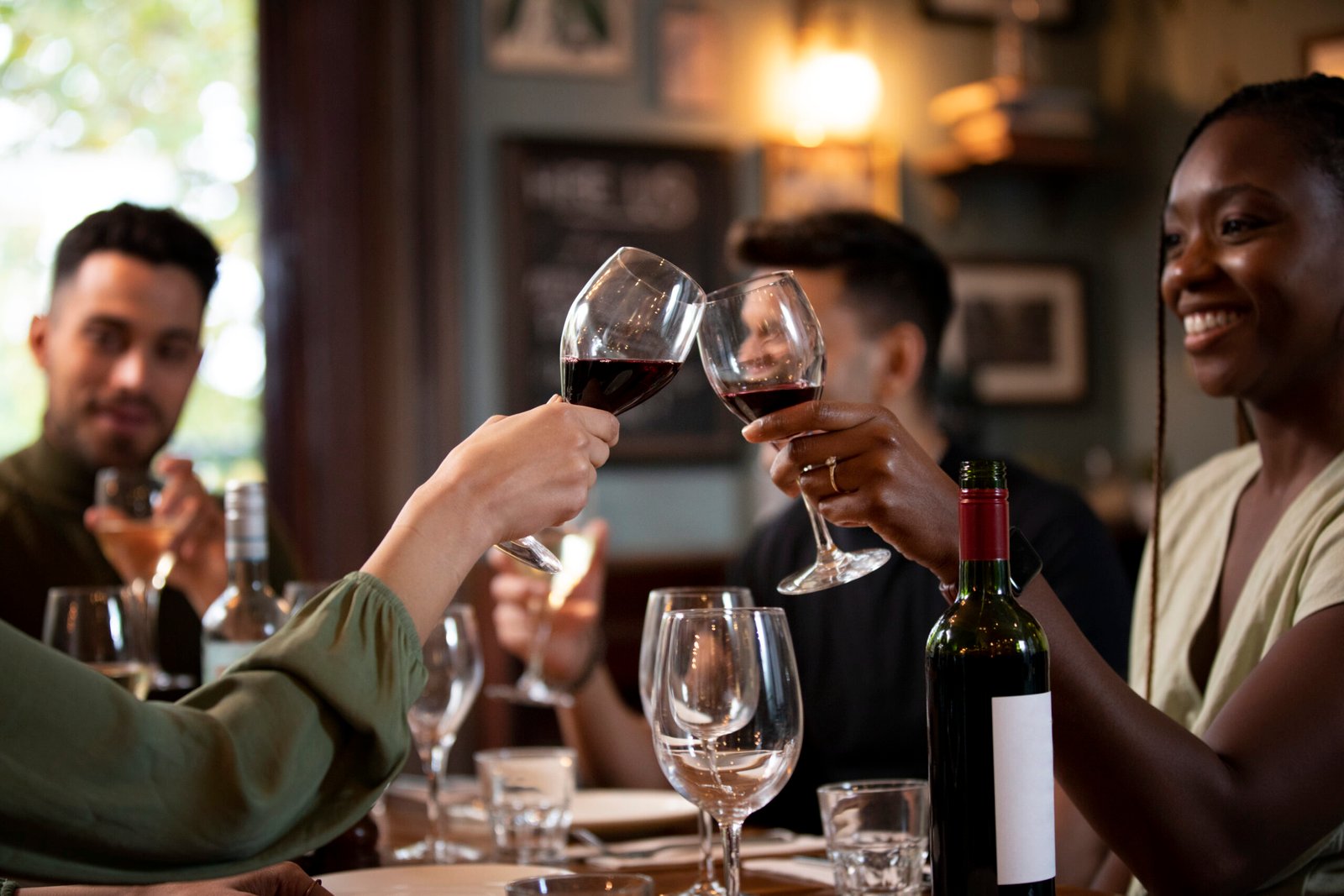 gros plan amis trinquant scaled 1