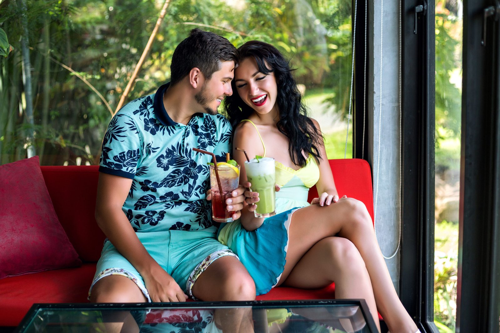 portrait d ete de jeune homme et femme apprecient leur rendez vous romantique posant au cafe elegant buvant des cocktails temps de fete scaled 1