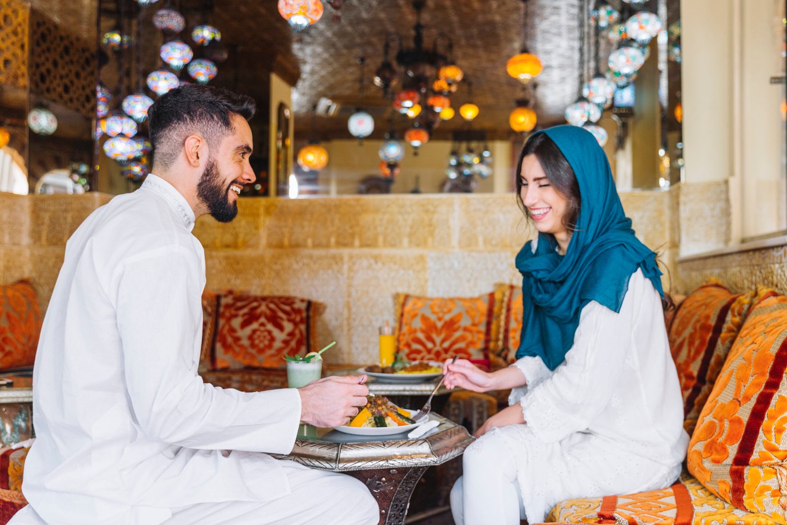 vue laterale d un couple musulman dans un restaurant arabe 3 scaled 1
