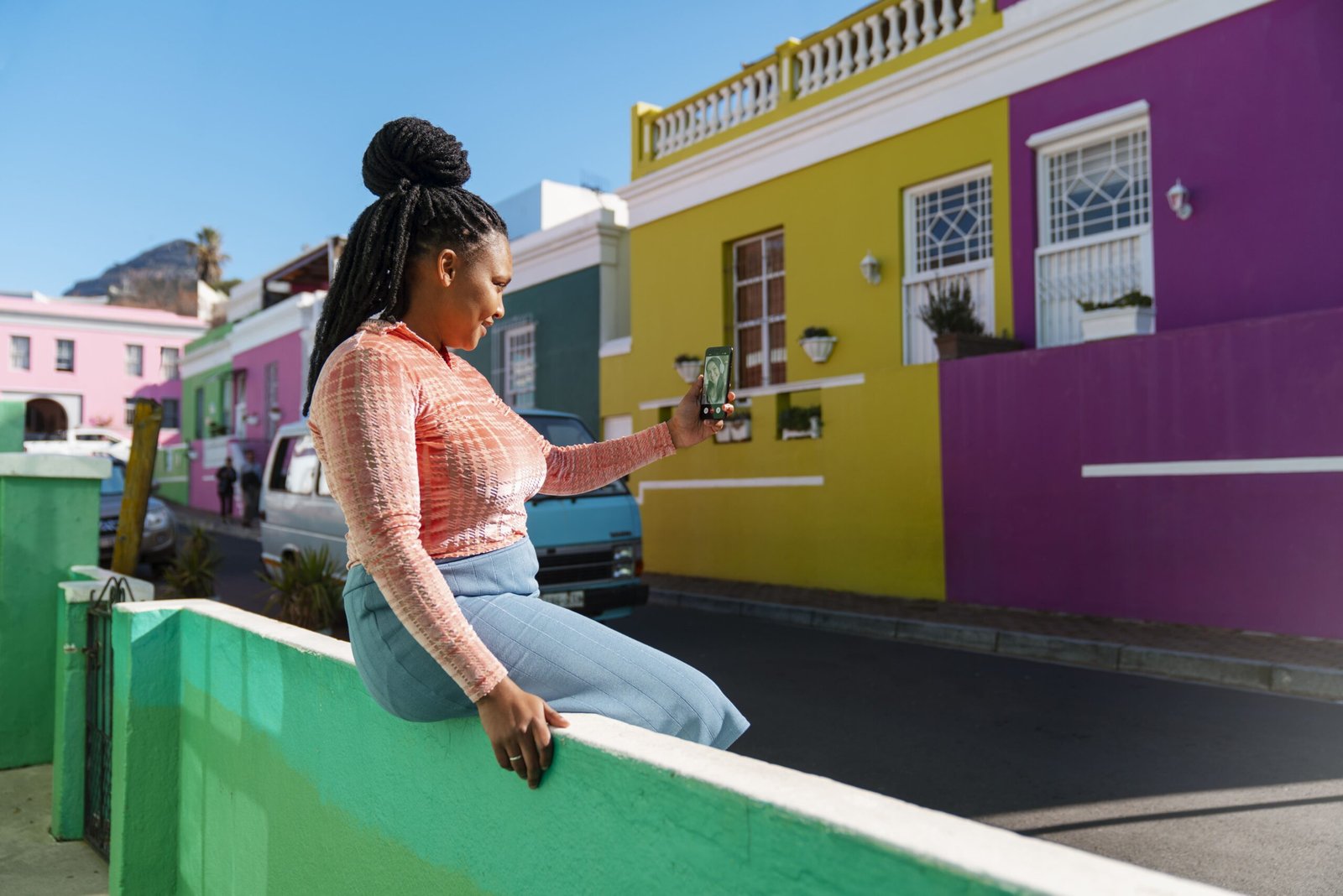 vue laterale femme utilisation smartphone dehors 1 scaled 1